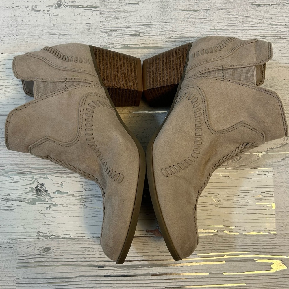 😎 3/$10 AE heeled booties - Picture 4 of 13